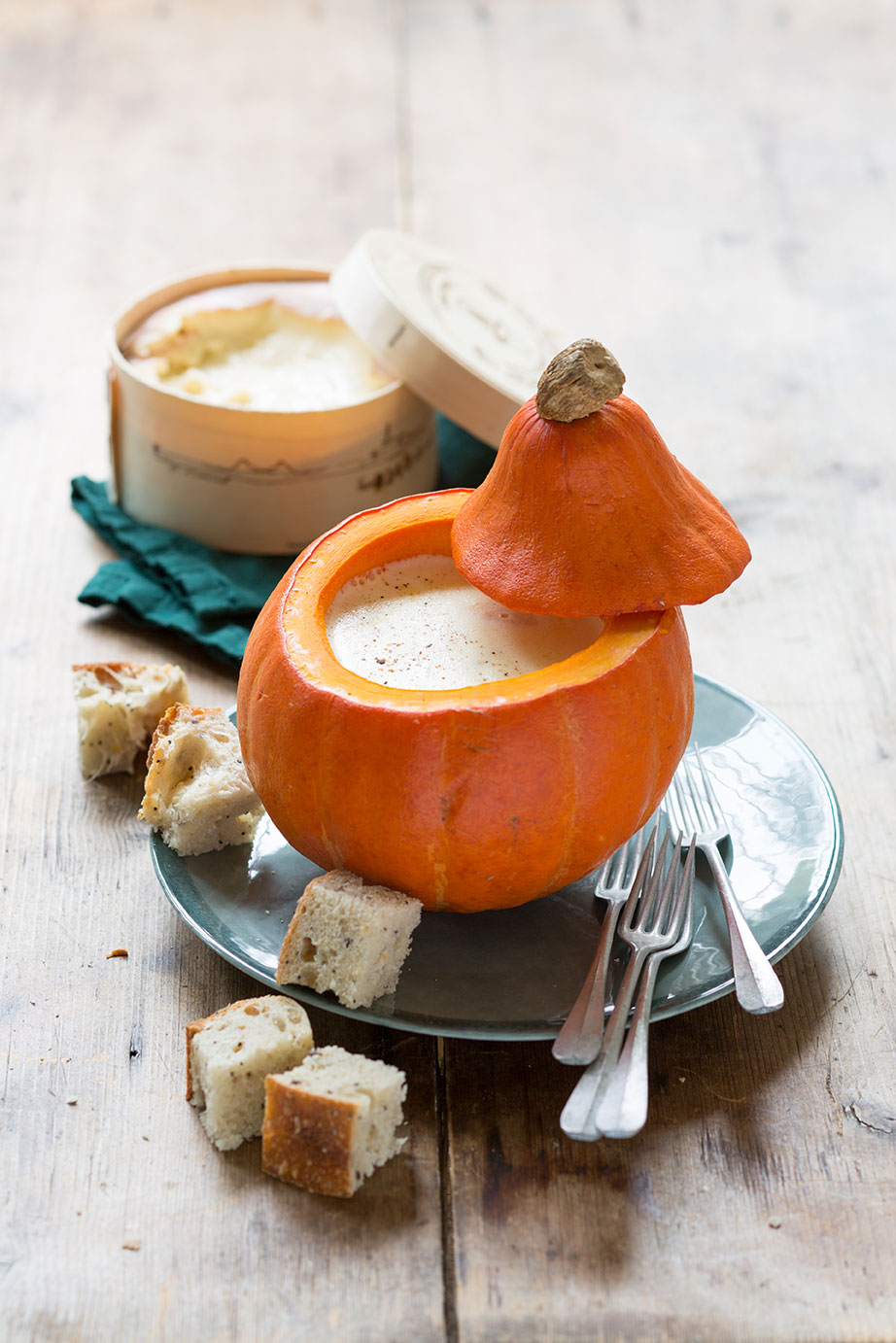 Fondue amb Vacherin Mont-d'Or AOP en una carbassa