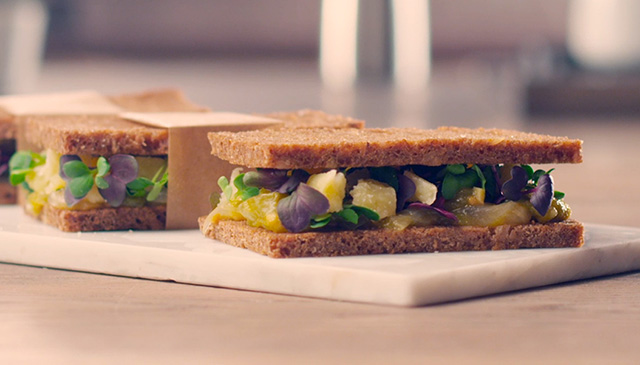 Mini sandwiches d'Sbrinz AOP i chutney de tomàquet