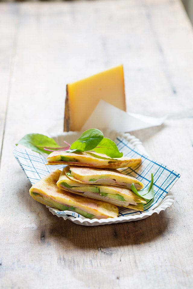 Crêps de blat de moro amb pernil, alvocat i Le Gruyère AOP