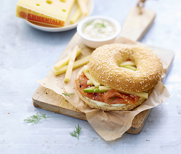 Bagel amb Emmentaler AOP, salmó fumat, alvocat i wasabi