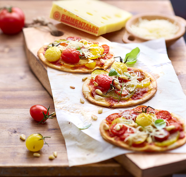 Minipizzas d'Emmentaler AOP, tomàquets i pinyons